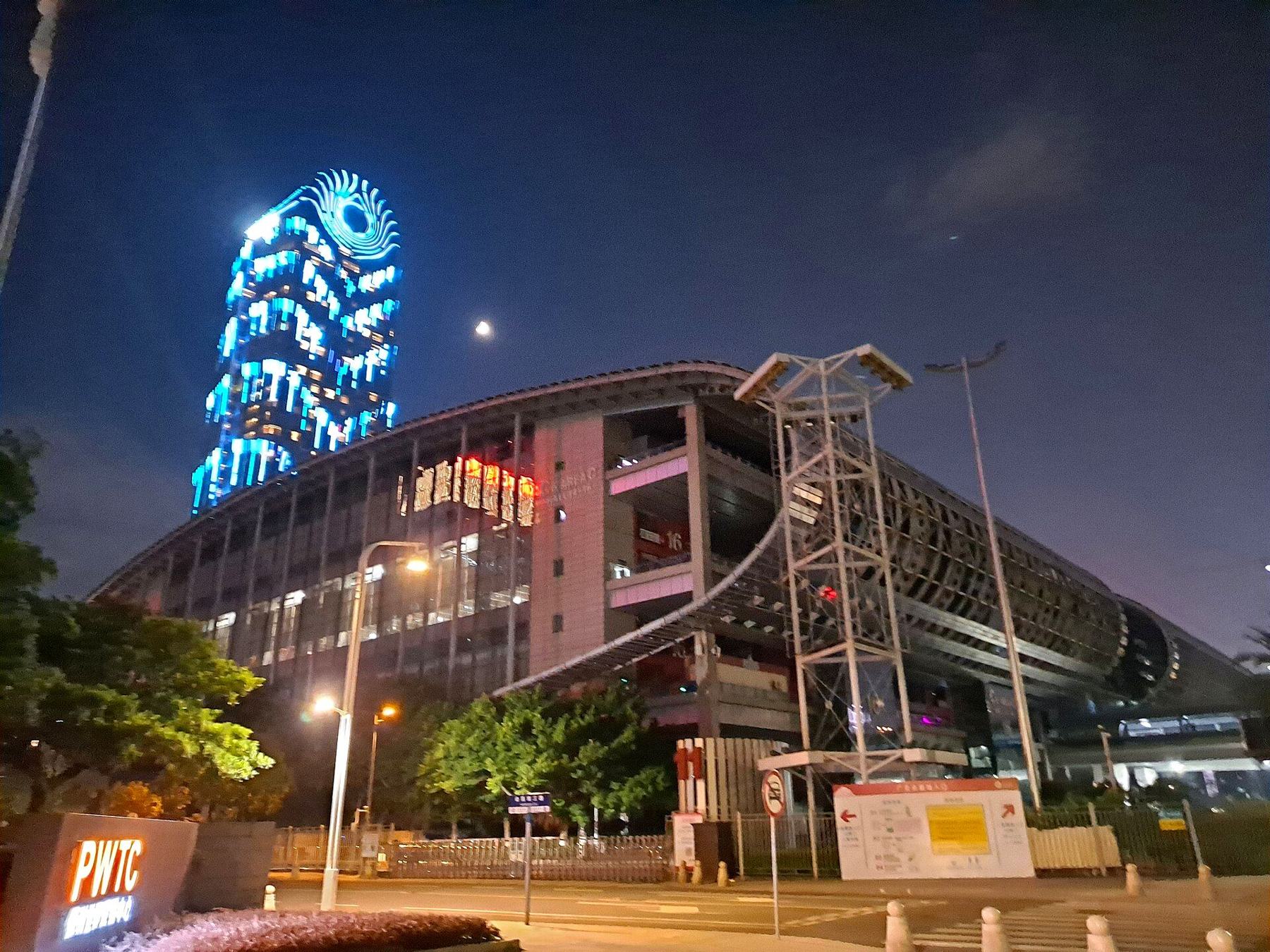 Canton Fair Complex iluminado à noite